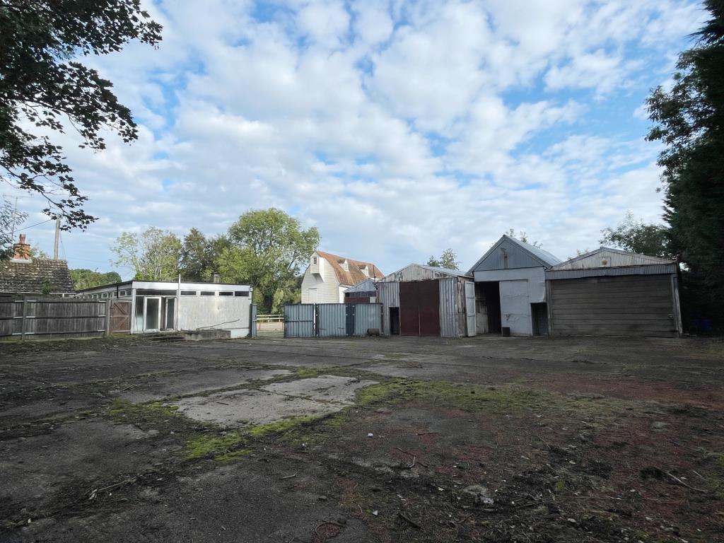 Lot: 133 - COMMERCIAL PROPERTY AND YARD WITH PLANNING - View of the yard from back to the front